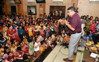 मुलांना सतत शिकवू नका, शिकण्यासाठी प्रेरित करा - राजीव तांबे
