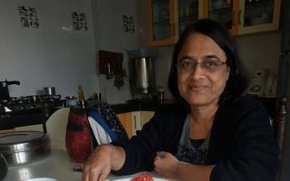 खरवसाच्या किसून केलेल्या वड्या, स्मिता, उषा आणि मी 